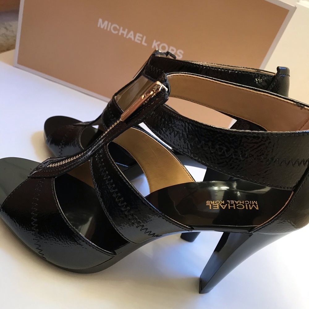 Michael Kors Berkley black T-strap. New in…